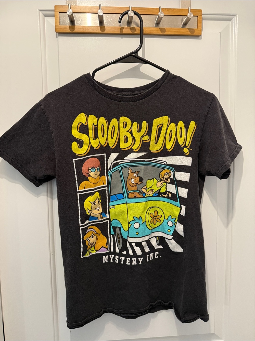 Scooby-Doo! Men’s Short Sleeve Graphic Tee - Black with Yellow & Blue Print